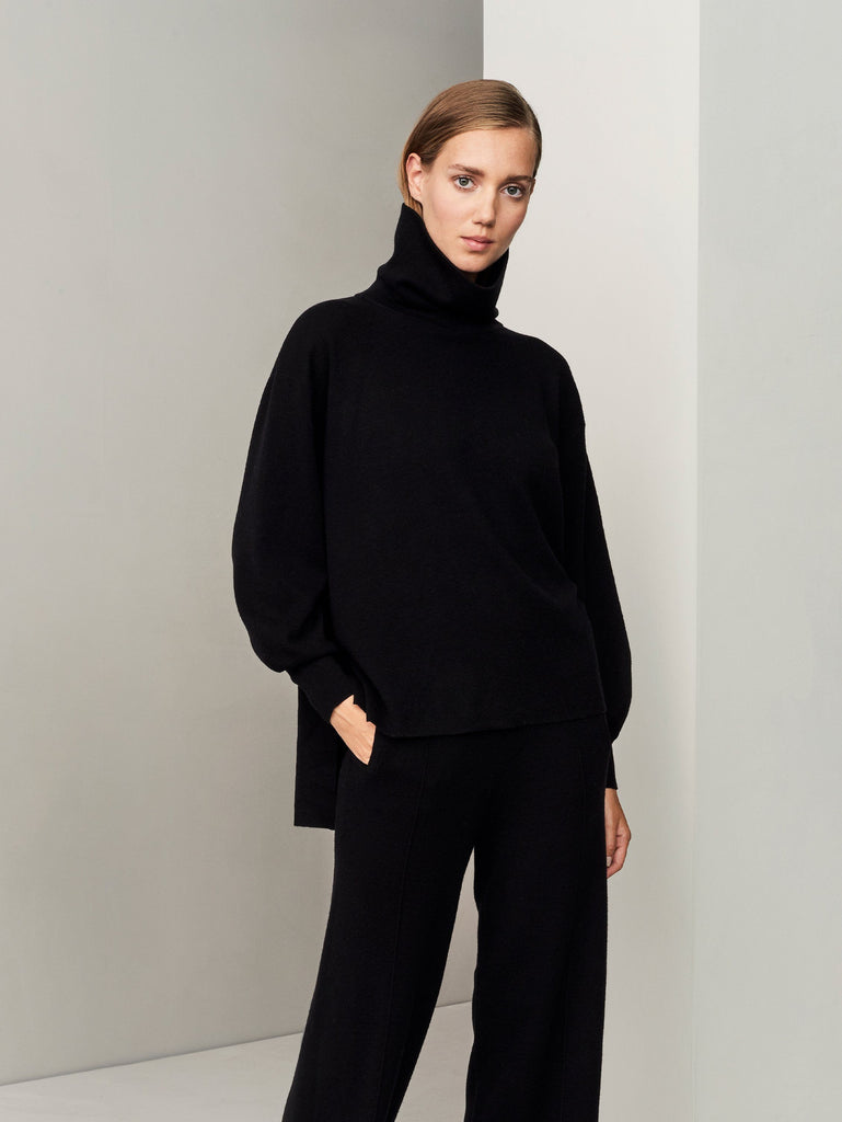 Movers & Cashmere In the Form Turtleneck Sweater - Black